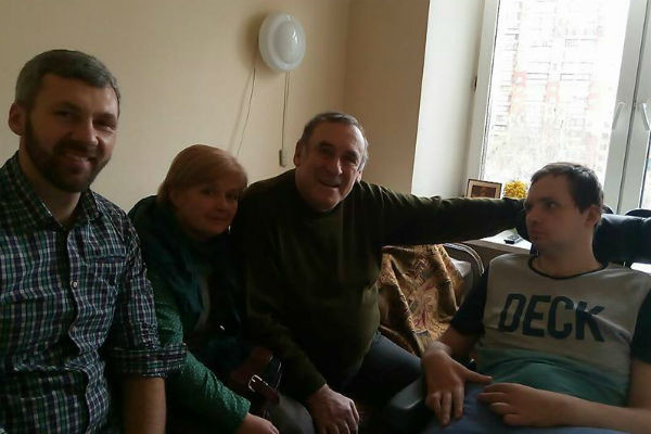 Родные ухаживают за Алексеем Яниным, перенесшим инсульт Родные ухаживают за Алексеем Яниным, перенесшим инсульт