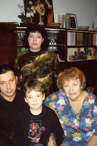 Нонна Павловна Белоусова (справа) с дочерью Мариной, сыном Александром и внуком