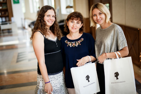Участницы получили приятные подарки – платья от бренда Bella Potemkina. На фото: Оля Задоенко, Лена Гранкина, Даша Калинина 