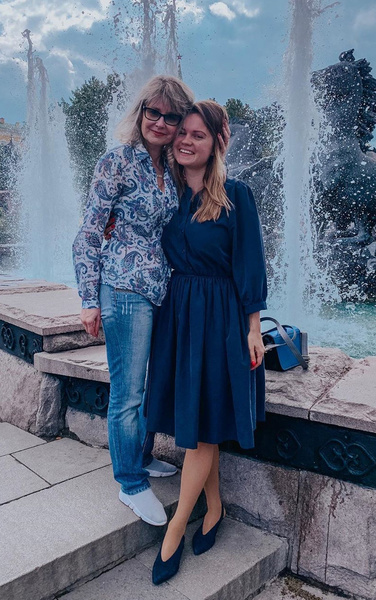 Больше всего девушка переживала за маму, старалась при ней не показывать эмоций Больше всего девушка переживала за маму, старалась при ней не показывать эмоций