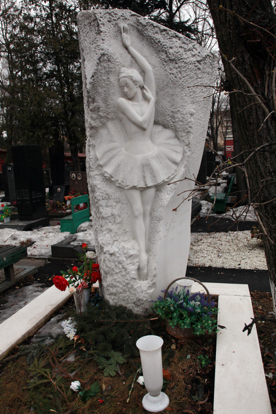 Галина Уланова похоронена на Новодевичьем кладбище
