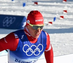 Король лыж! Александр Большунов взял третье золото Олимпиады, победив в масс-старте
