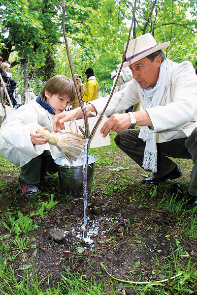 Олег Иванович с внуком на фестивале «Черешневый лес», 18 мая 2002 года