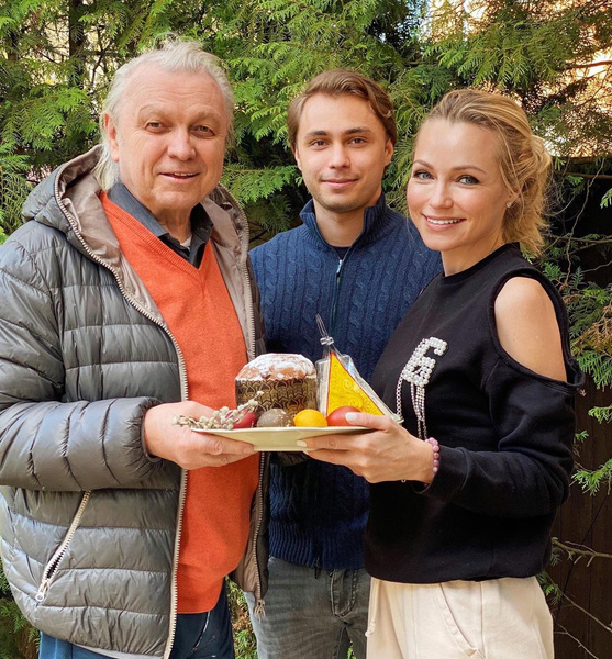 Три поколения семьи Маликовых - Юрий Федорович, Инна и ее сын Дмитрий