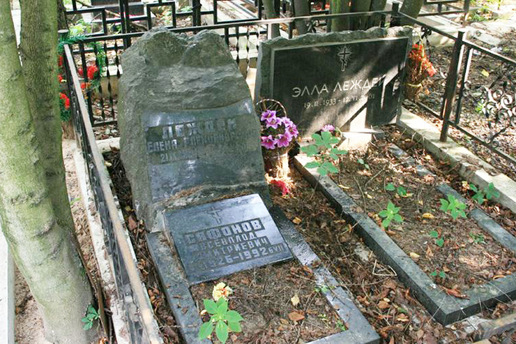 Актрису похоронили на Хованском кладбище рядом с матерью и мужем
