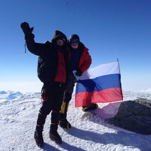 Российский флаг был установлен на высоте 4892 метра