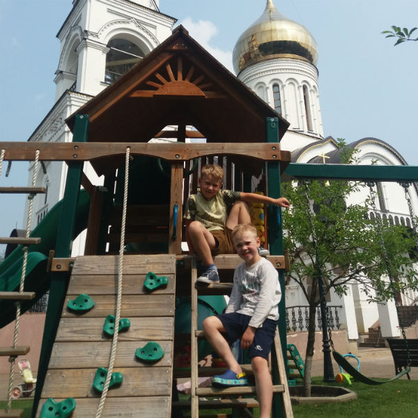 Пятилетний сын Дениса Иван (снизу) с другом Темой (сверху) Пятилетний сын Дениса Иван (снизу) с другом Темой (сверху)