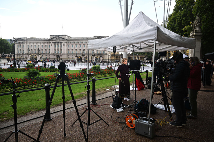 Телевизионщики и представители СМИ замечены у Букингемского дворца