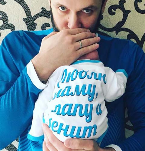 Максим Траньков показал первое фото новорожденной дочери
