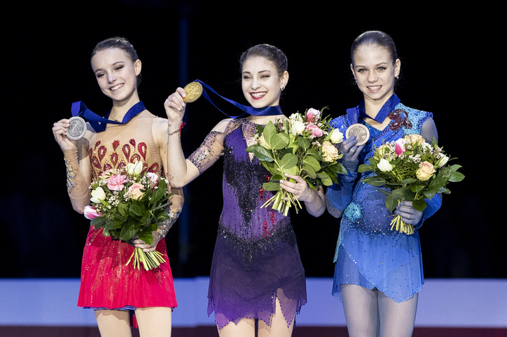 Алена Косторная на пьедестале после победы в финале Гран-при