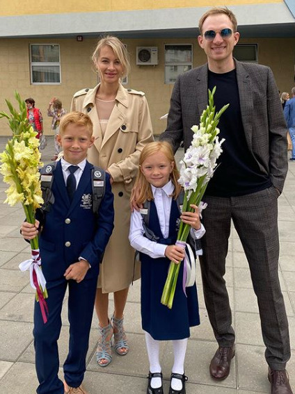 Андрей Бурковский с женой Ольгой, сыном Максимом и дочерью Алисой