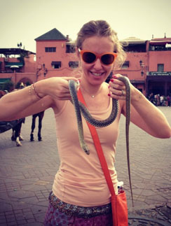 Отважная путешественница познакомилась в Марокко со змеями