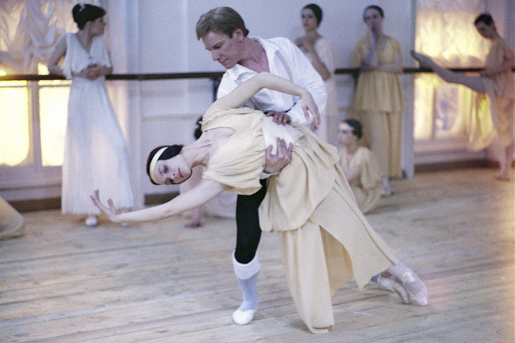 Хотя Беляева сама была танцовщицей, в сложных сценах ее заменяла балерина Валентина Ганибалова
