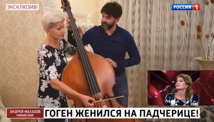 Андрей учит Екатерину играть на инструменте 
