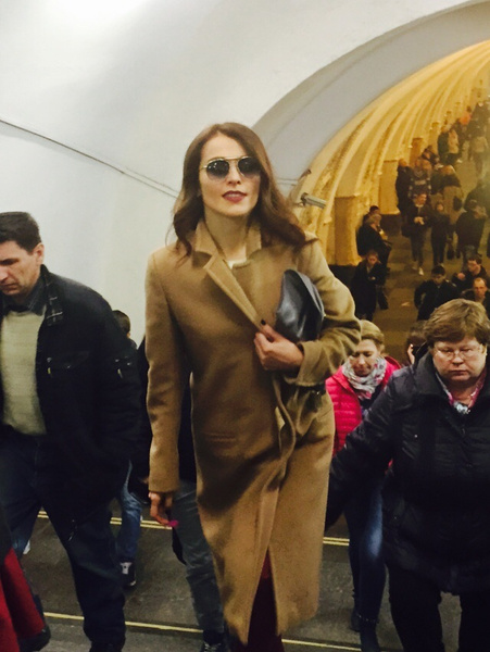 Сати Казанова выходит из московского метро