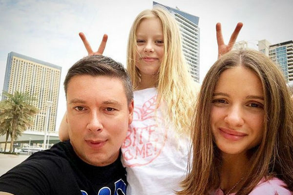 Чтобы сгладить конфликт, Чуев опубликовал милое фото с женой и дочкой