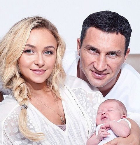 Хайден Панеттьери с Владимиром Кличко и новорожденной дочерью