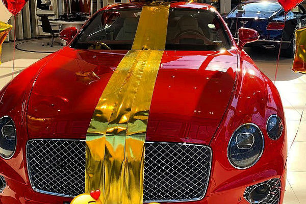 Новый автомобиль модели стоит 20 миллионов рублей Новый автомобиль модели стоит 20 миллионов рублей