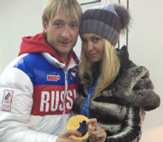 Яна Рудковская и Евгений Плющенко радуются олимпийскому золоту