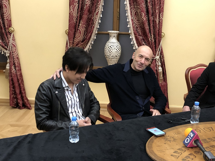 Димаш и Игорь Ктутой на пресс-конференции