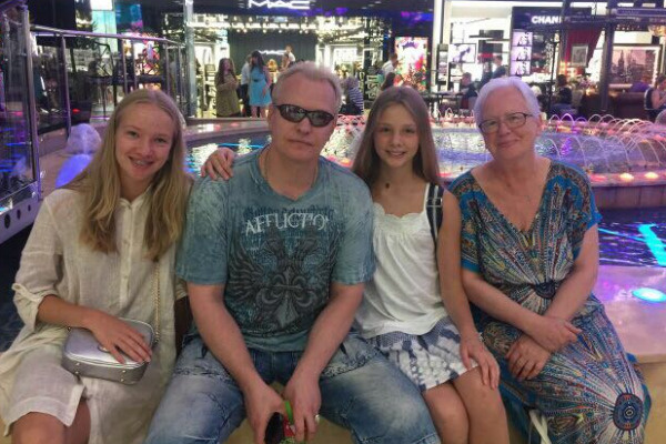 Сергей вместе с дочками и мамой