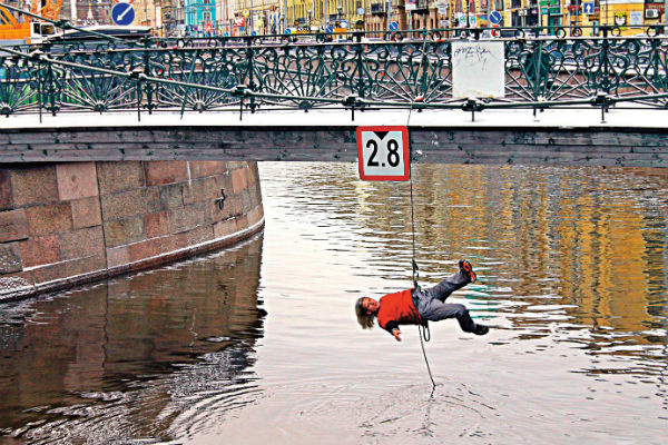 Один из перформансов мужчина провел на мосту в Санкт-Петербурге