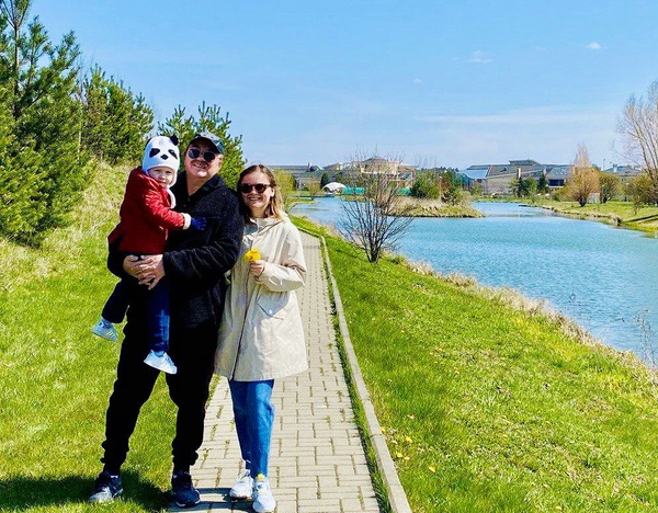 Игорь Николаев и Юлия Проскурякова наслаждаются прекрасной погодой 