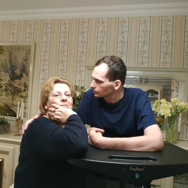 Актер живет с мамой в загородном доме