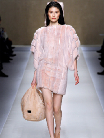 Модель с показа Blumarine
