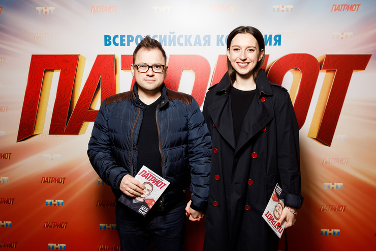 Премьеру нового сериала «Патриот» посетили многие звезды. Например, Андрей Гайдулян с девушкой