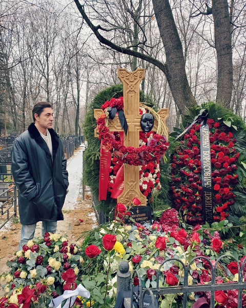 Памятник открыл пасынок Армена Борисовича Степана.