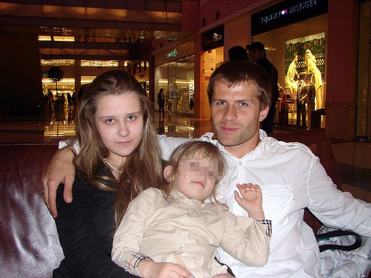 Игорь Аксенов с дочерьми 