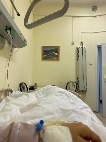 Фото парень в больнице под капельницей