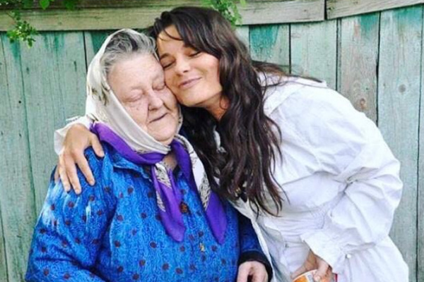 «Тебя хоронят как английскую королеву»: что сказала Наташа Королева на кладбище бабушке