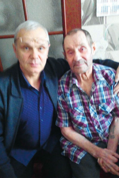 Сын удивительно похож на своего отца, которого не видел с детства