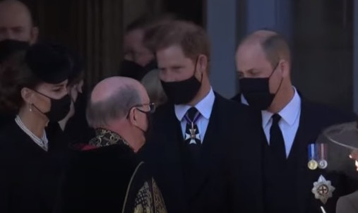 В финале траурной церемонии принц Гарри подошел к принцу Уильяму и Кейт Миддлтон