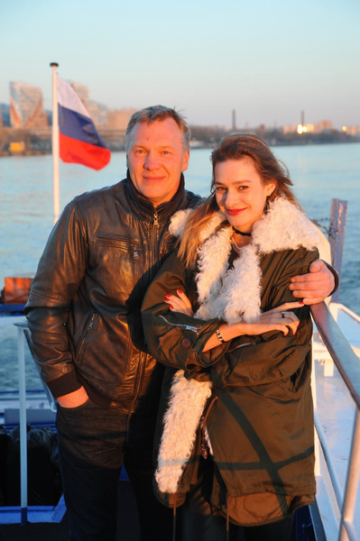 Последние восемь лет Журавлев счастлив в браке с актрисой по имени Полина