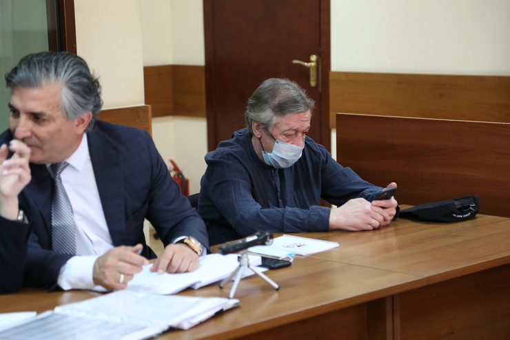 На заседании Ефремов изучал документы в телефоне своего адвоката