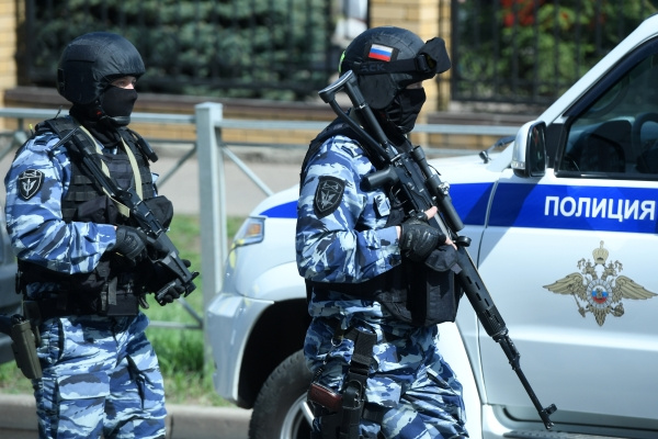 К казанской гимназии сейчас стянуты все силы полиции К казанской гимназии сейчас стянуты все силы полиции
