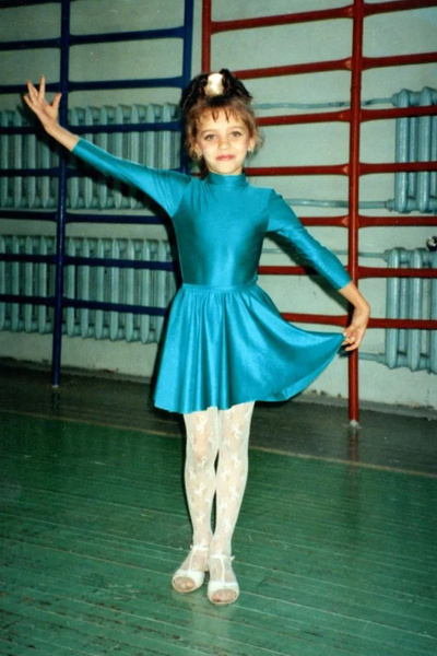 Регина Тодоренко с ранних лет занималась вокалом и хореографией