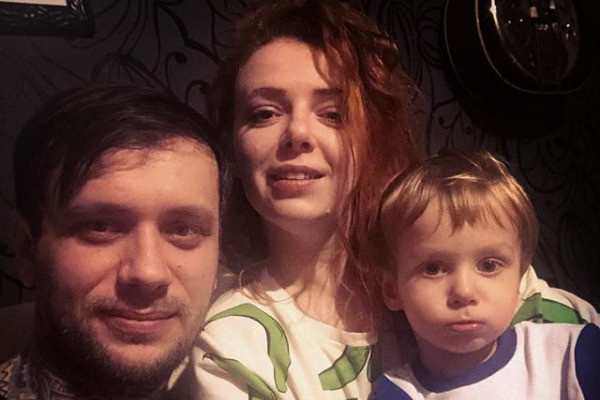 Женя Огурцова с семьей Женя Огурцова с семьей