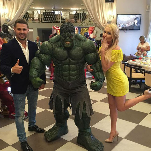 Сергей и Дарья не удержались и сфотографировались с Халком