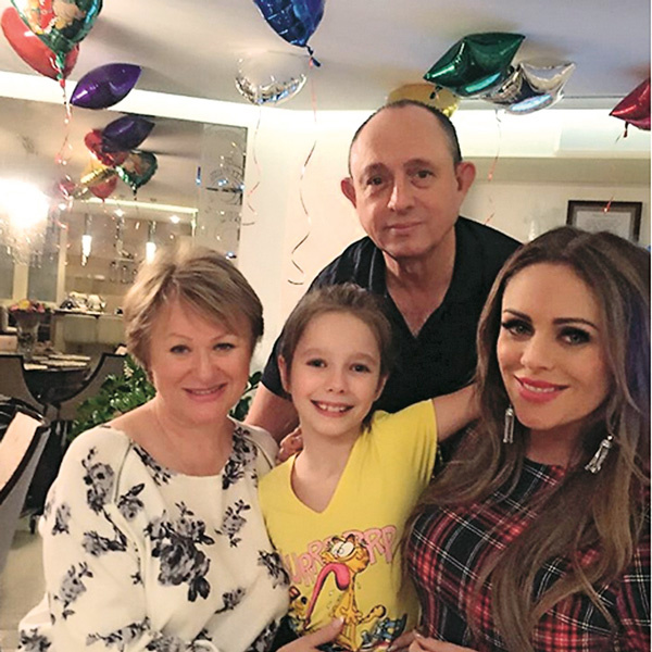 Когда Юлия на гастролях, ее дочка Вера часто остается с дедушкой и бабушкой