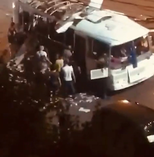Взрыв в автобусе унес жизни двух человек Взрыв в автобусе унес жизни двух человек