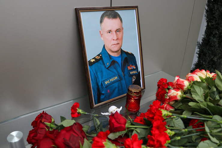 Цветы у здания МЧС России в Москве в память о Евгении Зиничеве Цветы у здания МЧС России в Москве в память о Евгении Зиничеве