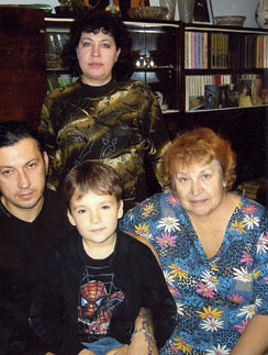 курской квартире Нонна Павловна с дочерью Мариной, сыном Сашей и его сыном Женей Белоусовым
