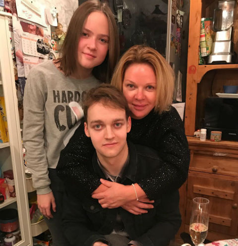 Елена Валюшкина с сыном и дочерью