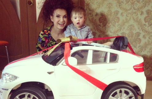 Эвелина Бледанс и Семен радуются новому автомобилю