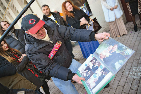 Дмитрий Иванович хранит фото знаменитостей, воспользовавшихся его услугами
