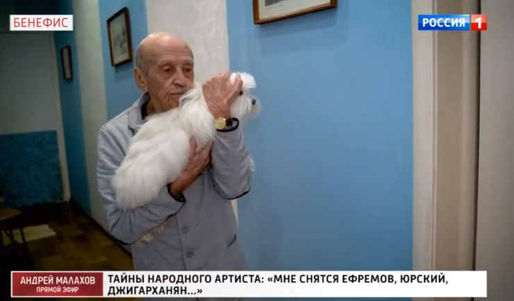 Коридор выкрашен в голубой цвет, а стены украшают картины